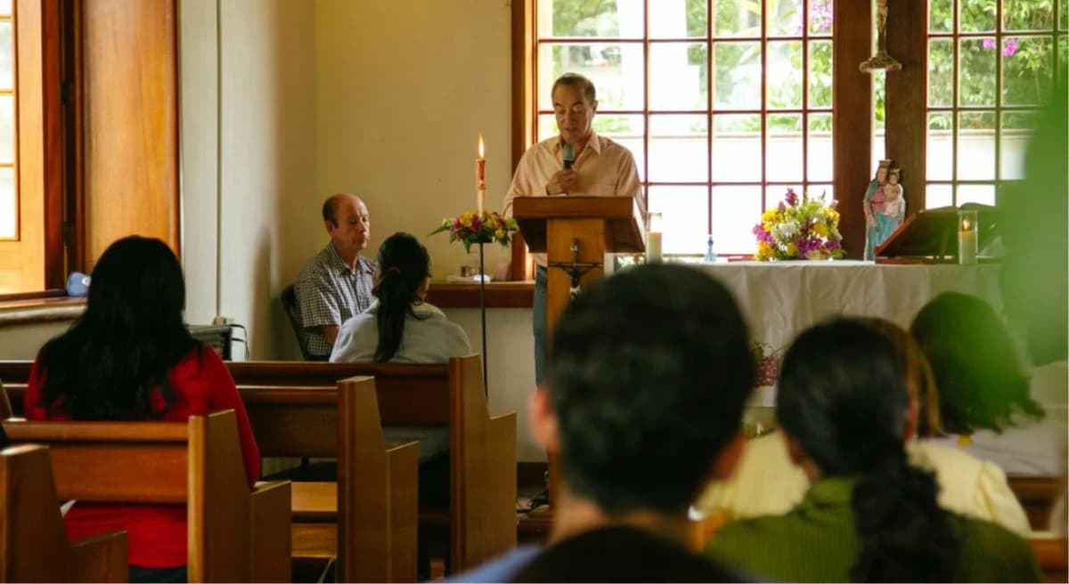 Una familia durante una ceremonia en la capilla ecuménica de Los Parques